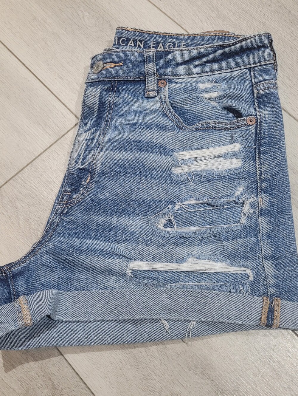 American Eagle Women's Distressed Cuffed Stretch Denim Mom Shorts 6 Blue